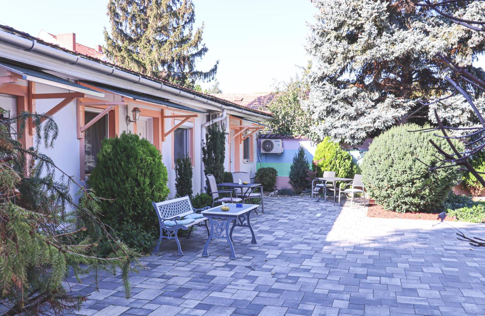 Szivarvany Panzio Szeged Exteriör bild