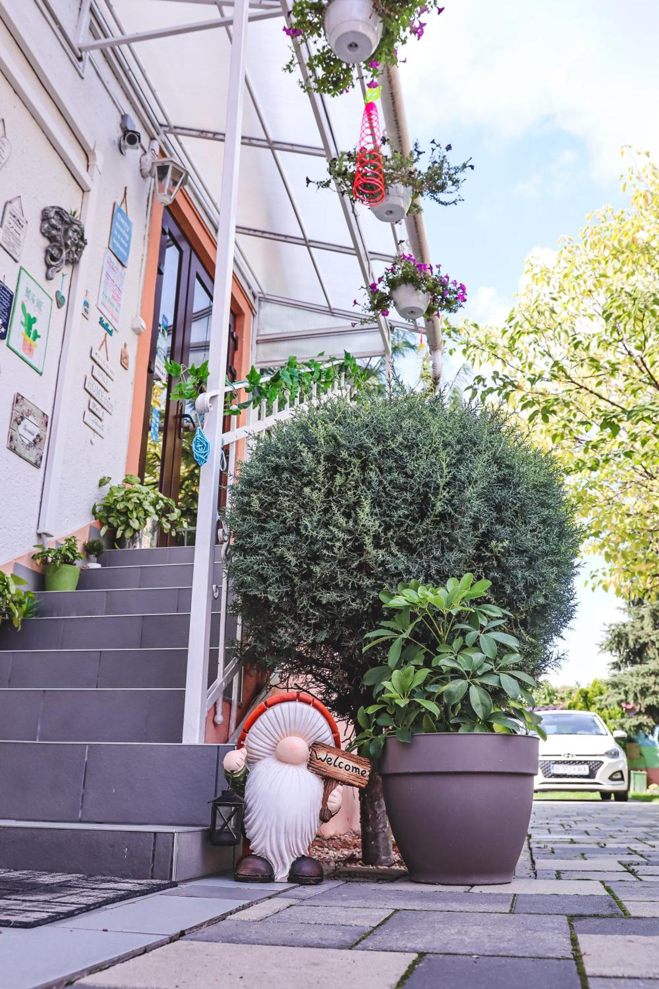 Szivarvany Panzio Szeged Exteriör bild