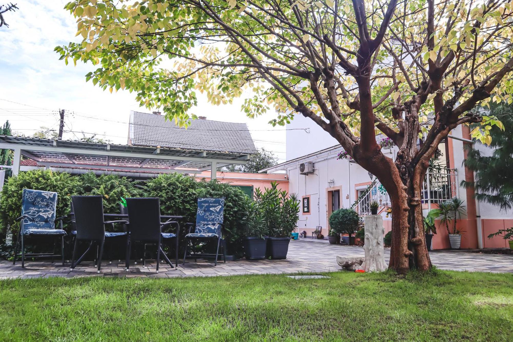 Szivarvany Panzio Szeged Exteriör bild