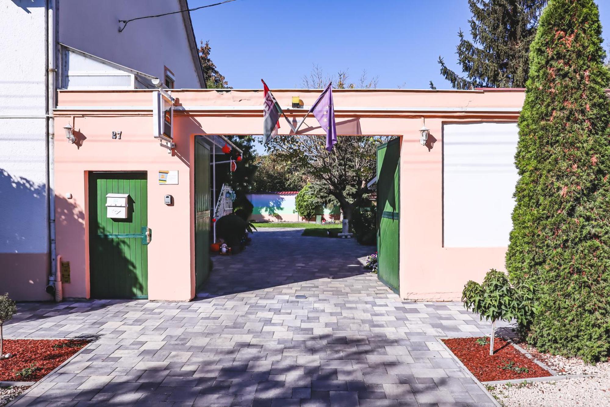 Szivarvany Panzio Szeged Exteriör bild