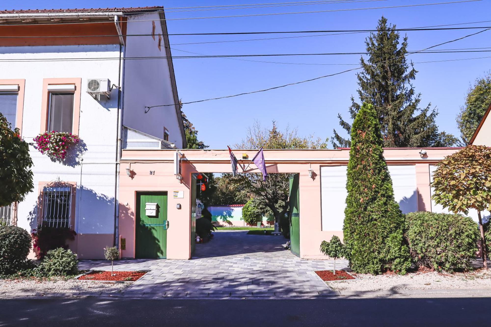 Szivarvany Panzio Szeged Exteriör bild