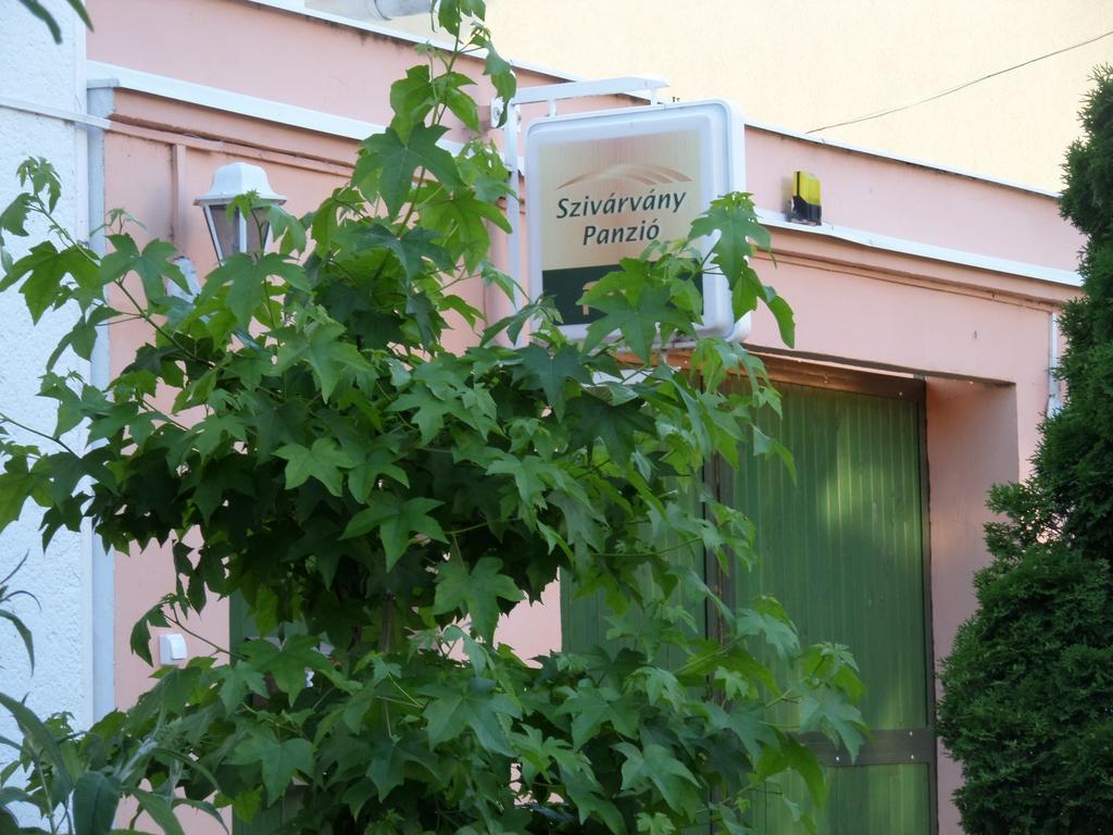 Szivarvany Panzio Szeged Exteriör bild